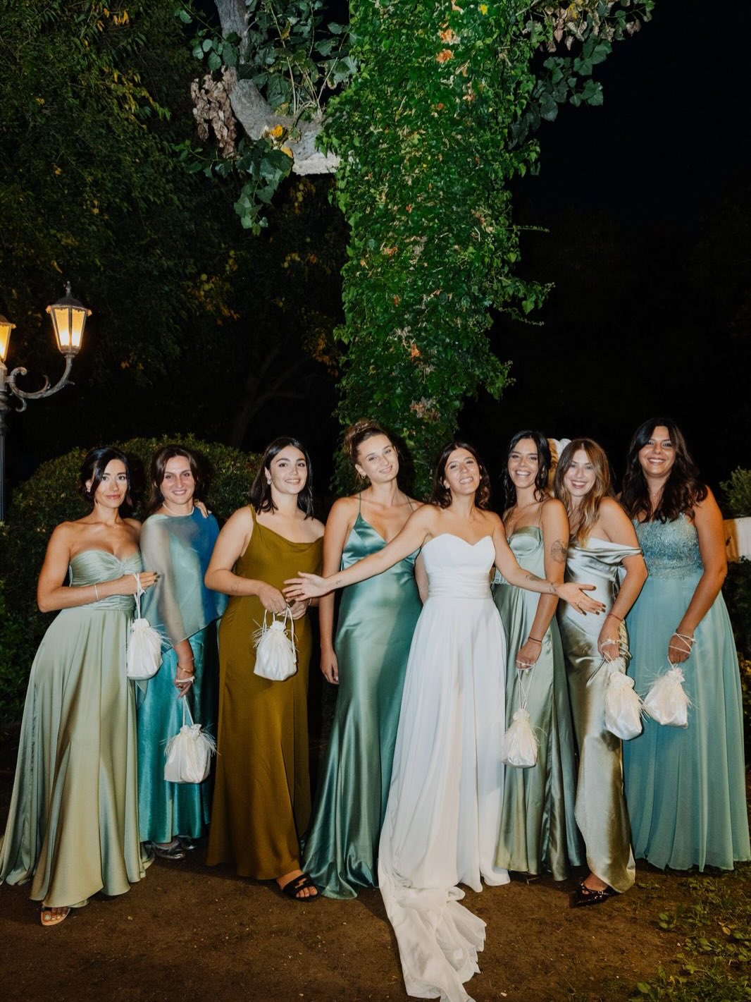 Sposa e damigelle con borse Fluffy durante il ricevimento
