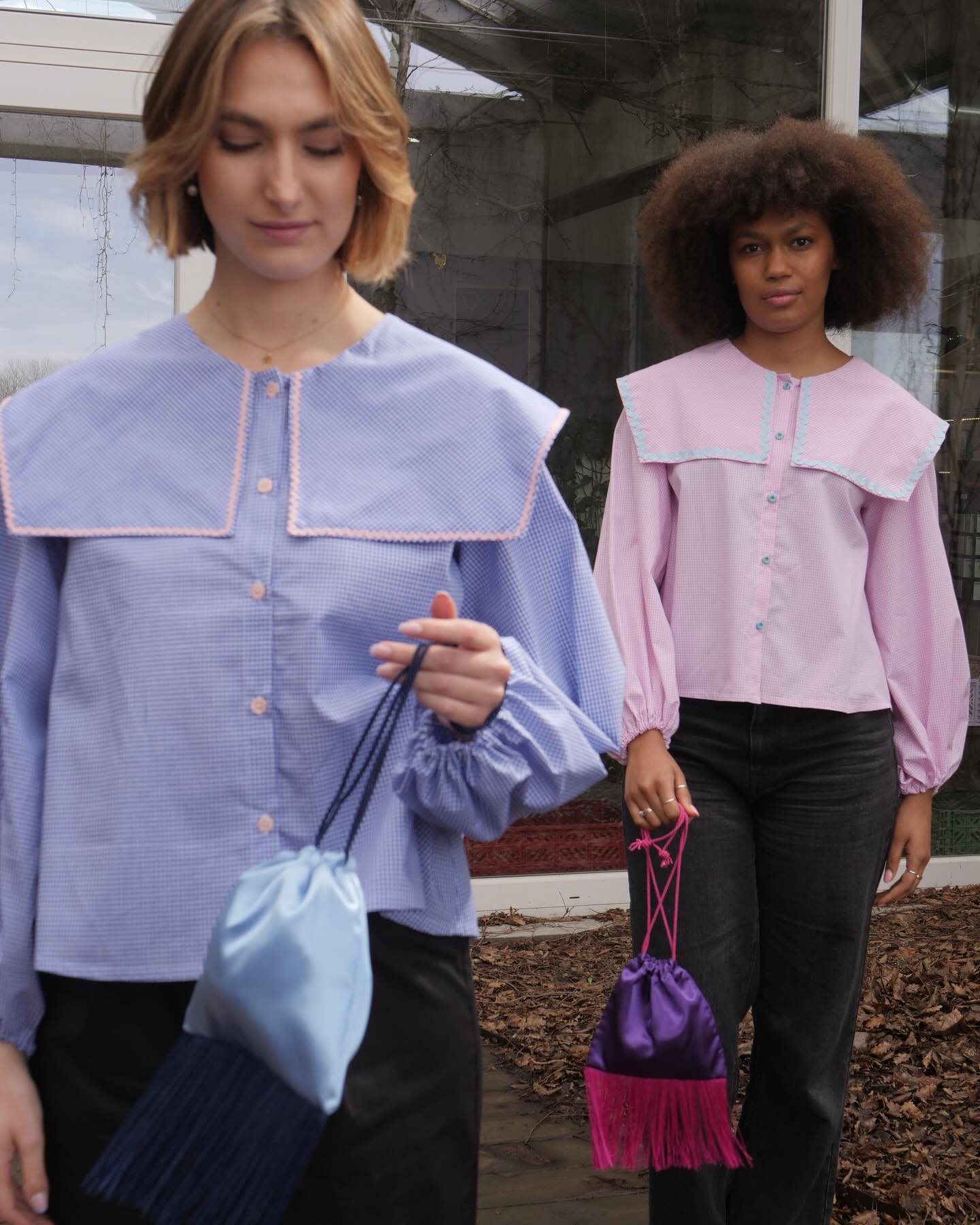 Due modelle con Valery Bag azzurra e viola e capi Ropa